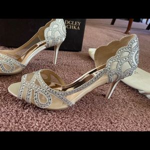 BADGLEY MISCHKA- MARLA IVORY SATIN HEELS- NEW CONDITION